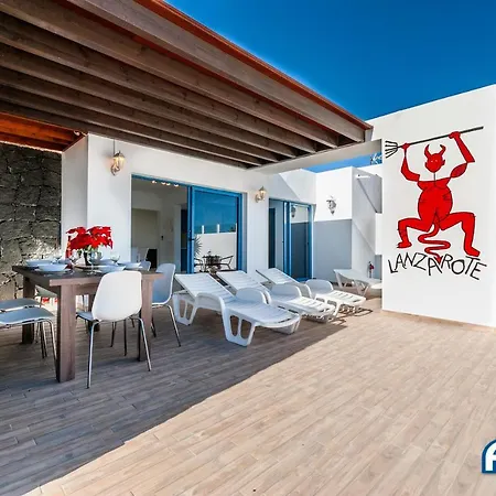 Lovely 3-bed With Studio In Playa Blanca *