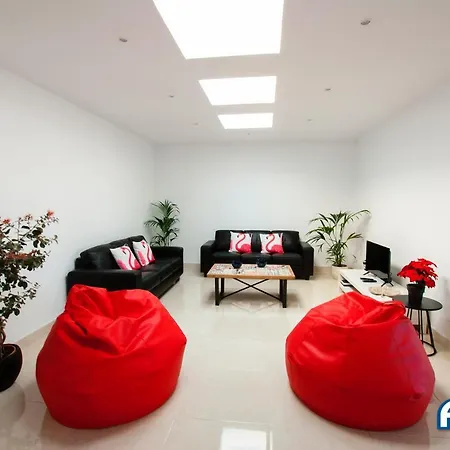 Lovely 3-bed With Studio In Playa Blanca Villa