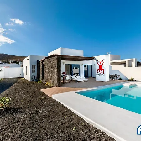 Lovely 3-bed With Studio In Playa Blanca וילה