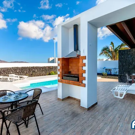וילה Lovely 3-bed With Studio In Playa Blanca