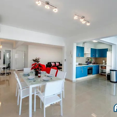 Lovely 3-bed With Studio In Playa Blanca *